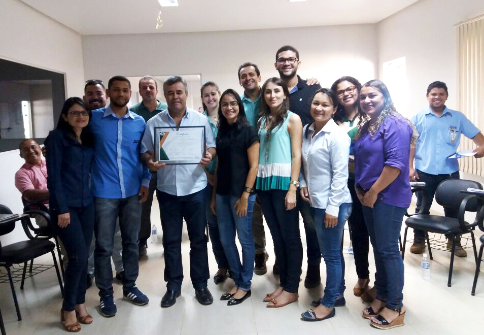 A Risa S/A faz entrega do Certificado RTRS ao Gerente da Fazenda Ribeirão.