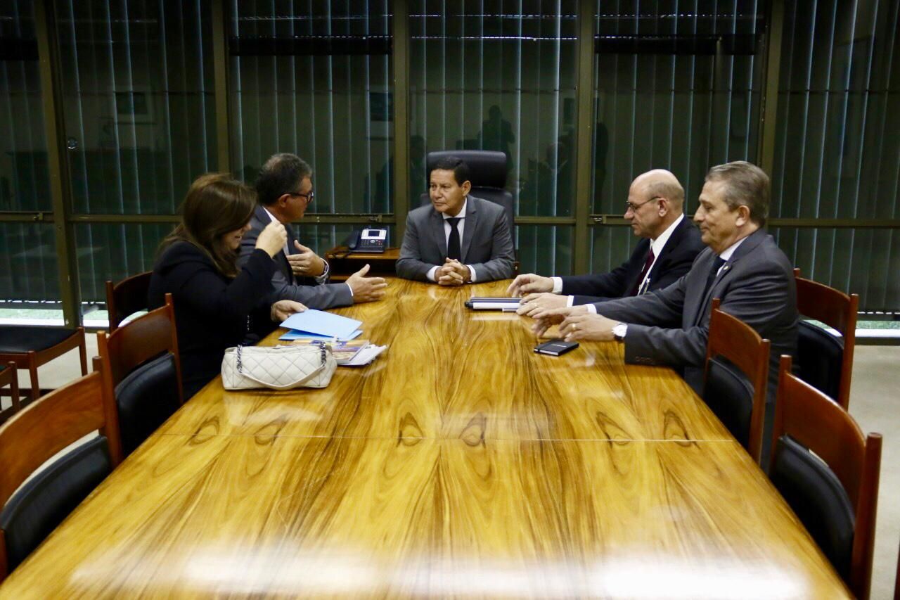 Em encontro com o vice-presidente General Mourão, em Brasília-DF, José Antonio Gorgen tratou sobre a BR 324, MA 006 e a Ferrovia Transnordestina.